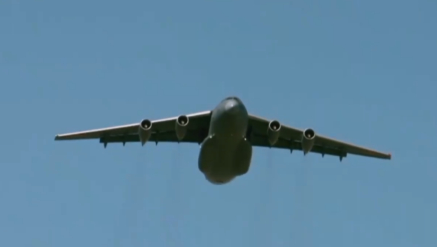 运-20与歼-10飞越金字塔，空中巨匠的壮丽航迹，空中巨匠壮丽航迹，运-20与歼-10飞越金字塔