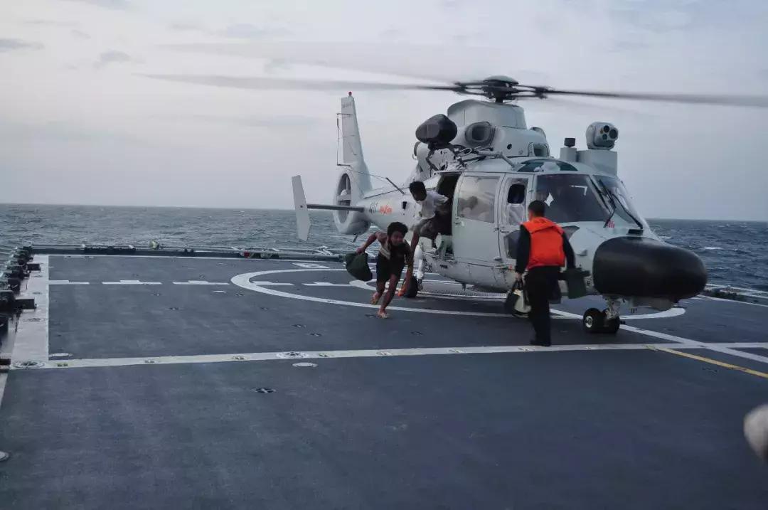 中国海军与海盗的挑战，维护海上安全的双重角色，中国海军应对海盗挑战，双重角色维护海上安全