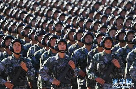 沙场阅兵高清图片，展现军队荣耀与力量，沙场阅兵高清图片，荣耀与力量的展现