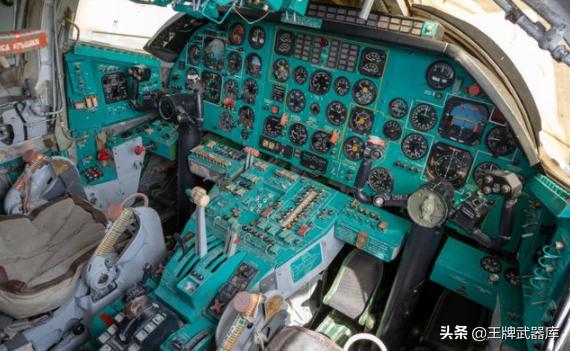 图22M逆火轰炸机与图-160战略轰炸机，冷战时代的空中巨无霸对比，冷战时代的空中巨无霸，图-22M逆火轰炸机与图-160战略轰炸机对比