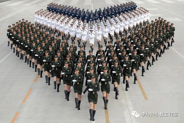 阅兵方阵转队形，展现力量与智慧的完美结合，阅兵方阵变换阵容，力量与智慧展现完美融合