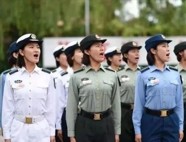 白求恩医疗方队与女兵方队在训练场地的奋进篇章，白求恩医疗方队与女兵方队的奋进风采