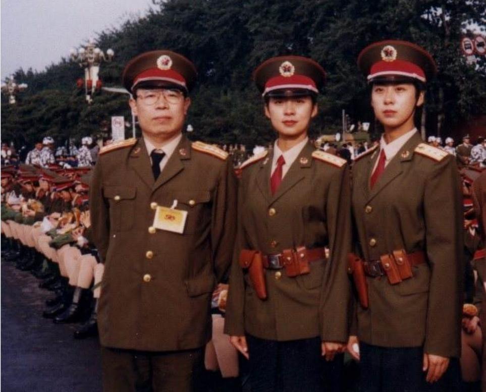 阅兵队中的女兵力量，勇气、荣耀与平等的象征，阅兵队中的女兵，力量、勇气与荣耀的平等象征