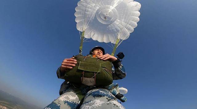 空降兵第十五军著名英雄，荣耀与传承，空降兵第十五军英雄荣耀与传承的传奇故事