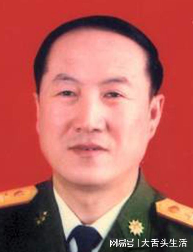 集团军军长与省军区司令员，军事体系中的权力层级与职责差异，集团军军长与省军区司令员，军事体系中的权力层级差异与职责解析