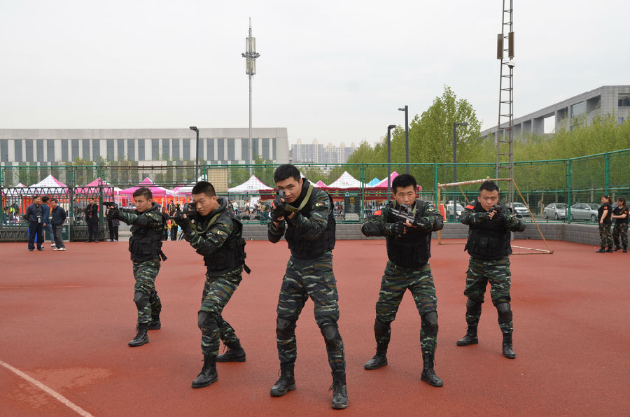 国防军事趣味运动会，凝聚力量，激发军事热情，国防军事趣味运动会，凝聚力量，点燃军事热情之夜