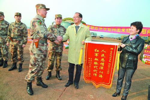 集团军参谋长级别与少将军衔,解析与探讨,集团军参谋长级别与少将军衔深度解析与探讨