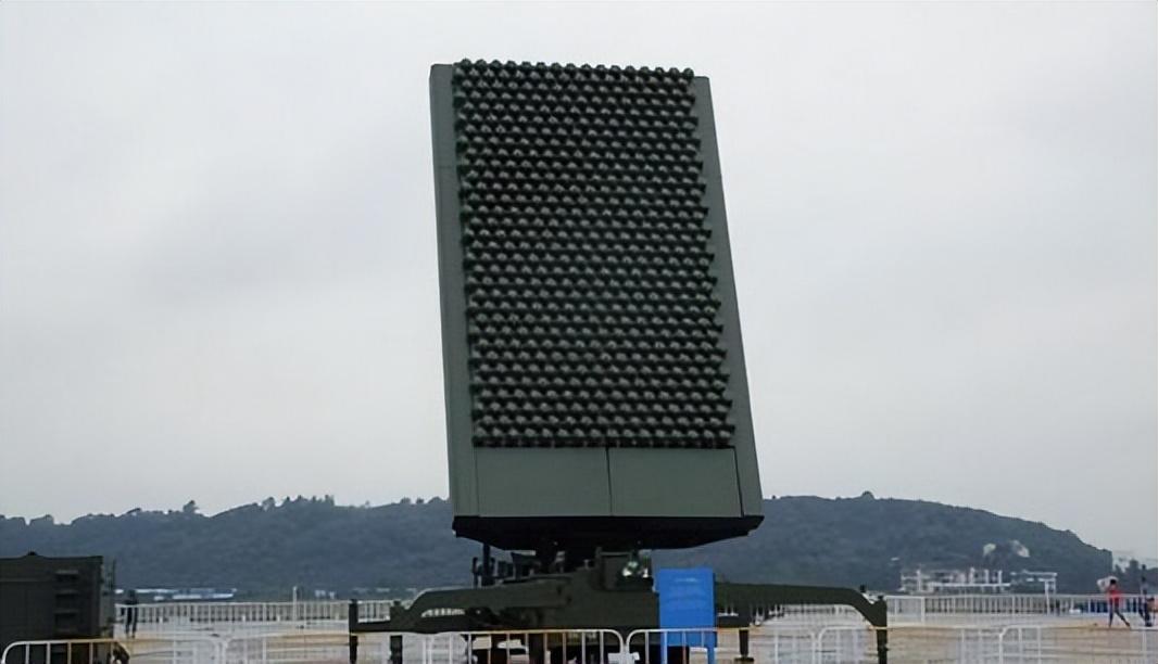 歼-20雷达与F-22雷达技术对比，哪个更厉害？，歼-20与F-22雷达技术对比，谁更胜一筹？