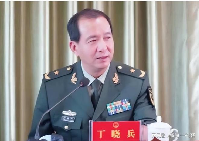 独臂将军丁晓兵，逆境中的英勇传奇，独臂将军丁晓兵，逆境中的英勇传奇人生