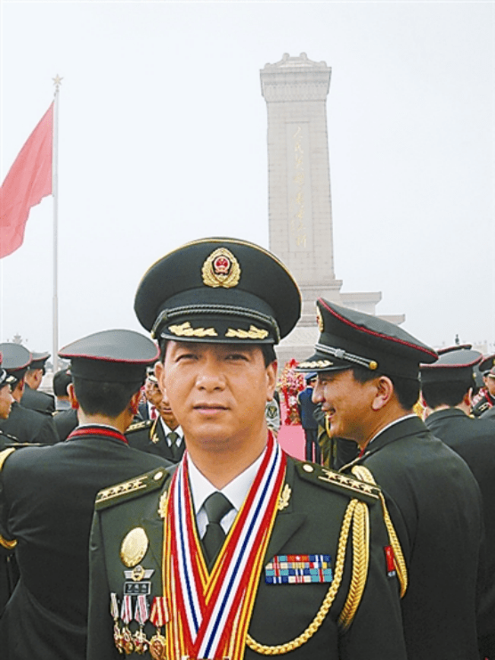 独背将军丁晓兵，军魂不灭，转型再启新征程，丁晓兵将军，军魂不灭，转型再启新征程