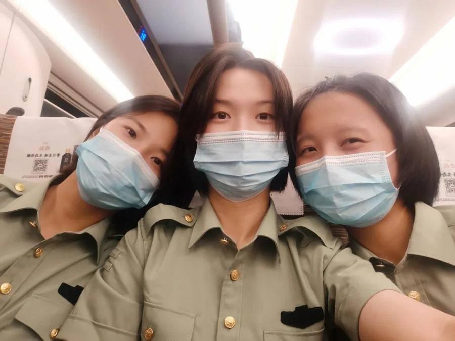 女兵正式集体照片，展现坚韧与荣耀的时刻，女兵集体照片，展现坚韧与荣耀的辉煌瞬间
