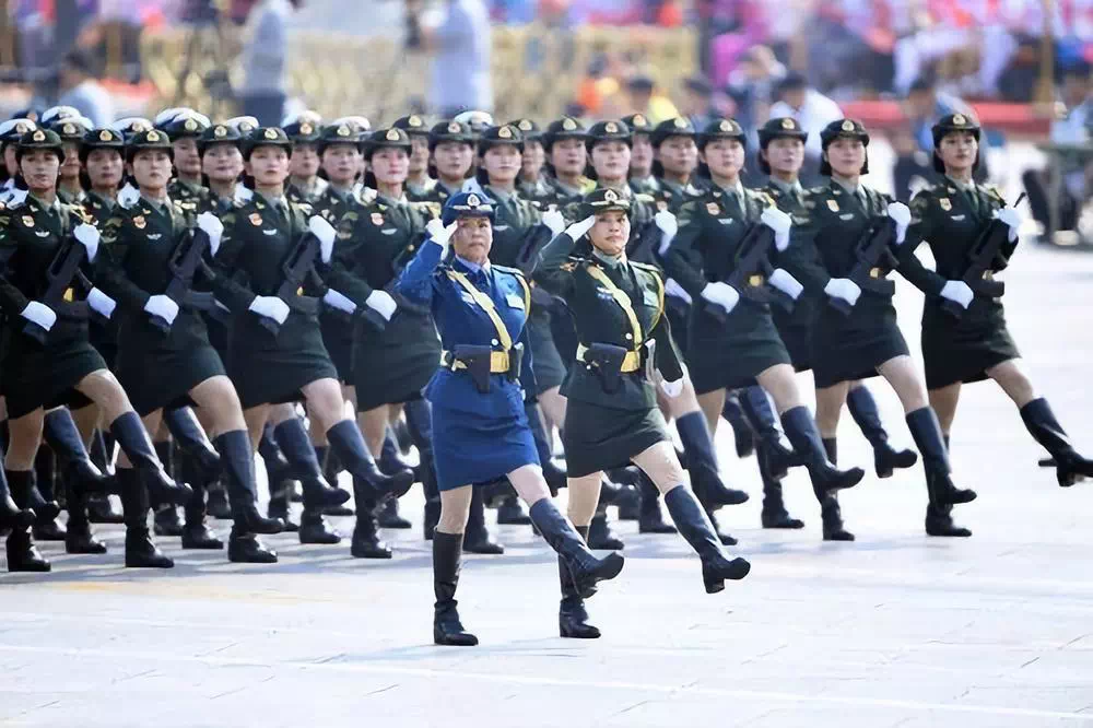 塞尔维亚女兵方队，展现力量与荣耀，塞尔维亚女兵方队，力量与荣耀的展现