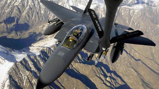 歼16战斗机空中加油视频,揭示中国空军现代化力量的新篇章,歼16战斗机空中加油画面,展现中国空军现代化力量的巅峰时刻