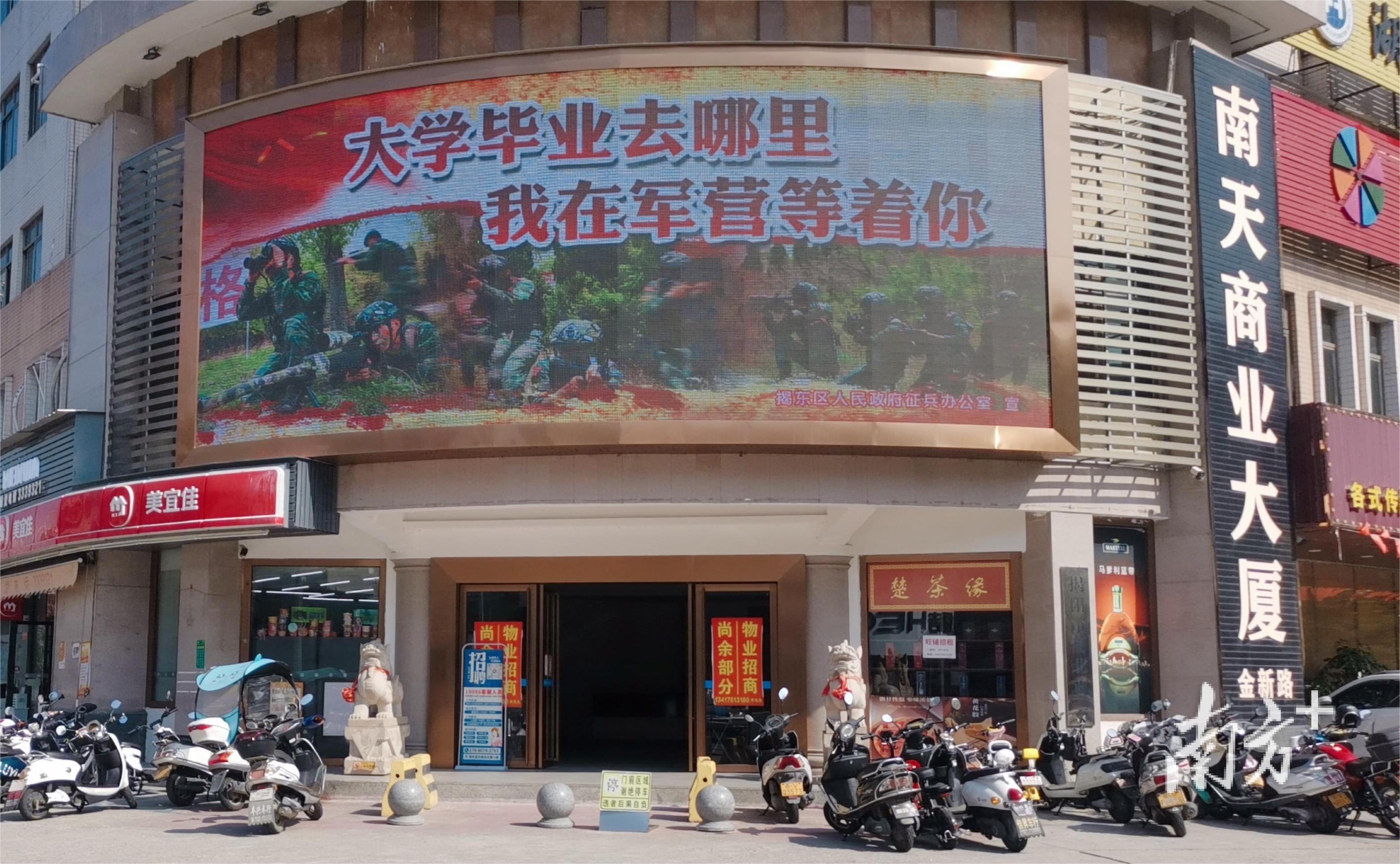 女生参军，打破传统观念，展现新时代风采（2023年观察），女生参军，新时代风采的展现与突破传统观念（2023年观察报道）