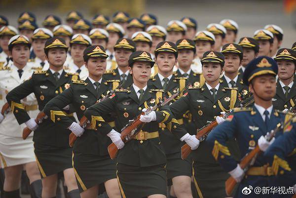 三军仪仗队中的女兵风采，图片展现荣耀与力量，三军仪仗队女兵风采，荣耀与力量的完美展现