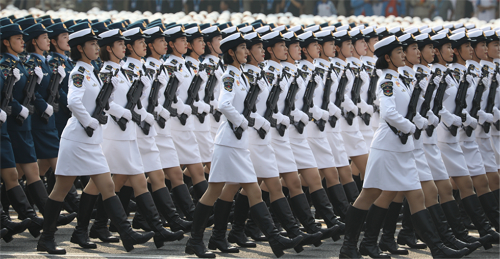 女兵方队阅兵图片，展现新时代巾帼英雄的风采，新时代巾帼英雄，女兵方队阅兵风采展示图片