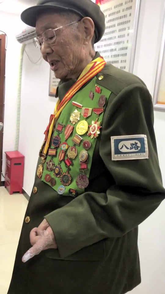 致敬英雄，一位满身军功章的老兵的故事，致敬英雄，军功章闪耀的老兵传奇故事