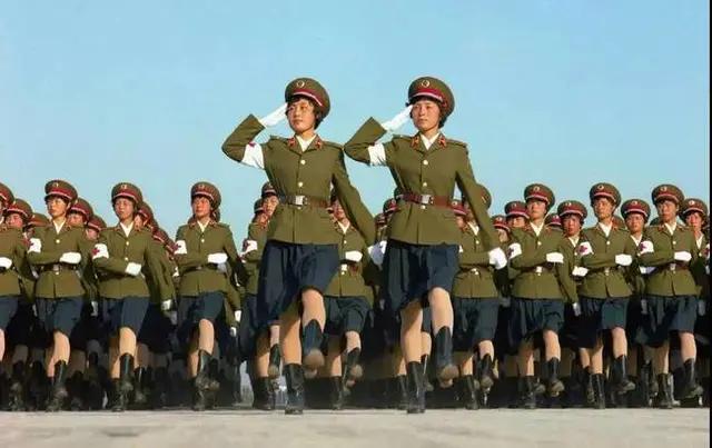 90年代中国女兵方队的风采，90年代中国女兵方队的魅力风采