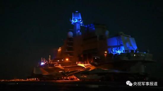 歼-15夜间在辽宁舰上起降，展现中国海军航空兵实力与作战能力的新篇章，歼-15夜间辽宁舰起降，海军航空兵实力展现新篇章