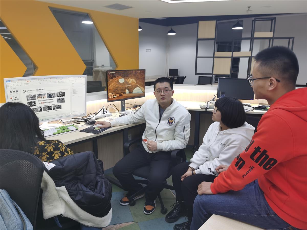 盛建中，一位引领时代的杰出人物，盛建中，时代引领者的杰出风采
