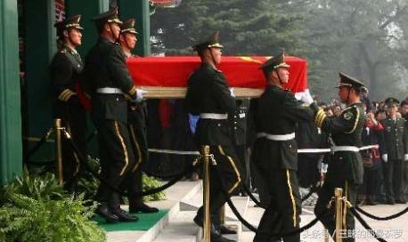 钱学森三军仪仗队抬棺现场视频，致敬传奇人物与崇高敬意，钱学森荣归仪式，三军仪仗队抬棺，致敬传奇人物