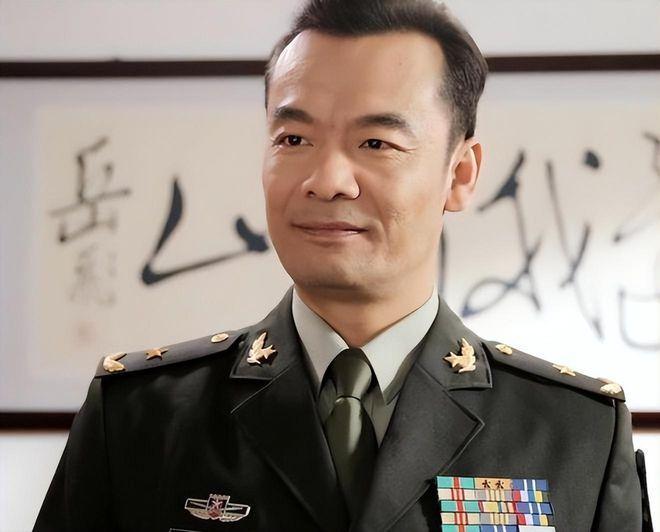 集团军政委权利大吗，职责与权力的深度探讨，集团军政委的职责与权力深度解析，权利之大探秘标题建议，集团军政委的权力与职责，深度探讨其影响力与职责范围。
