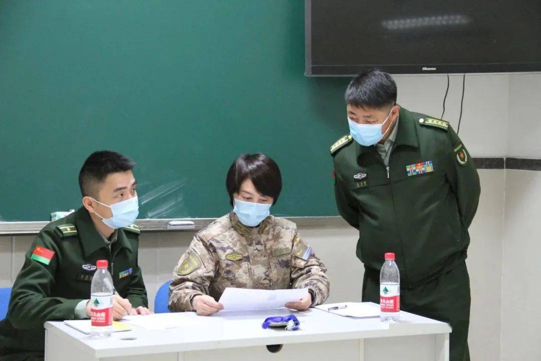 首长对女兵体检的关怀与重视，首长对女兵体检展现深切关怀与重视