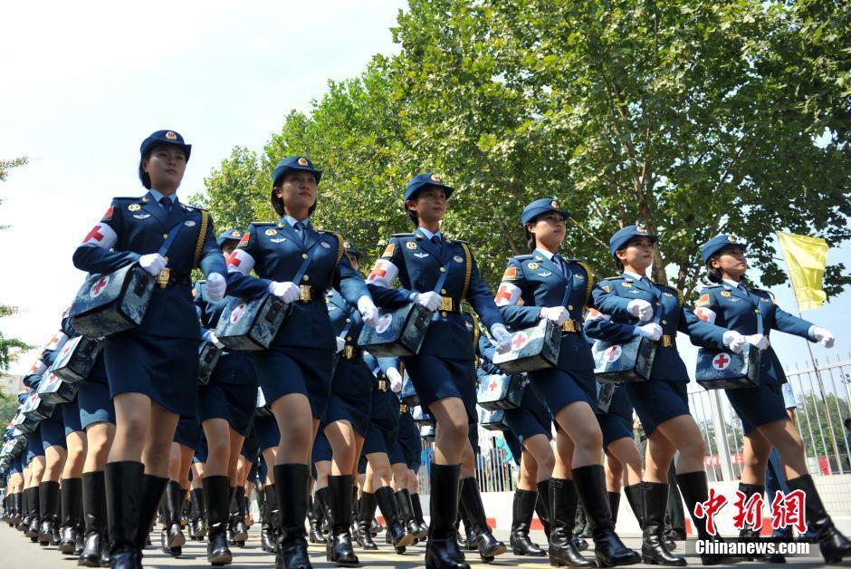 白求恩医疗方队中的女兵照片，展现医疗战士的坚韧与力量，白求恩医疗方队女兵照片，坚韧医疗战士的力量展现