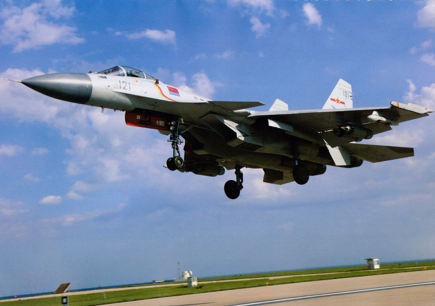 舰载歼-15战斗机，中国海军航空兵力量的璀璨明珠，中国海军航空兵力量璀璨明珠，舰载歼-15战斗机亮相舞台