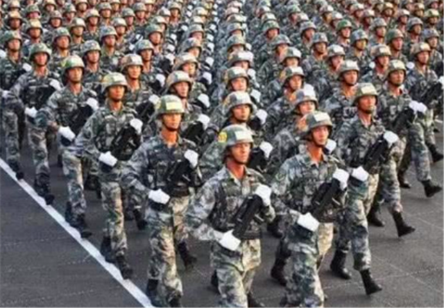 外国士兵直言，这是中国式阅兵，外国士兵眼中的中国式阅兵震撼瞬间