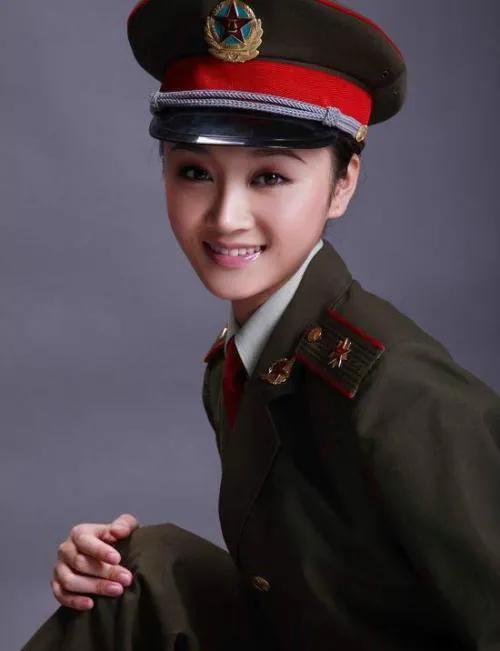 女兵穿军装的样子，坚韧与柔美的完美结合，女兵军装风采，坚韧与柔美的完美融合