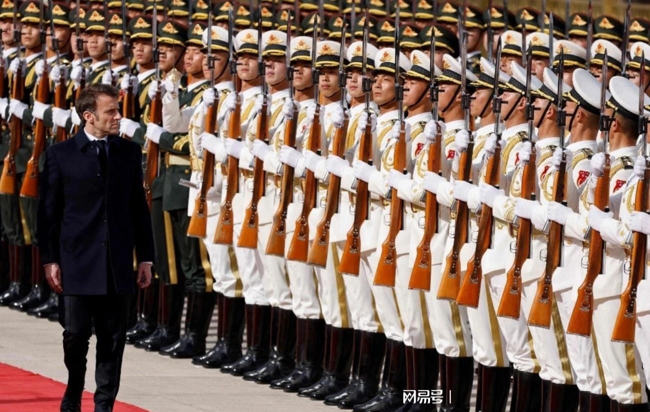 马克龙检阅中国三军仪仗队图片,跨越国界的友谊与军事交流,马克龙检阅中国三军仪仗队,跨越国界的友谊与军事交流瞬间