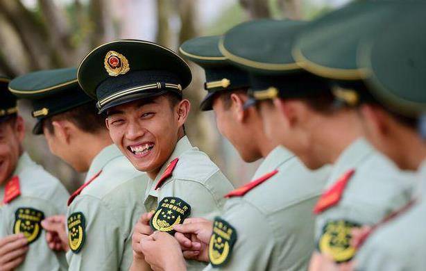 揭秘2025款武警新式军服，科技融合，展现新时代风采，揭秘新时代风采，武警科技融合新式军服亮相2025款