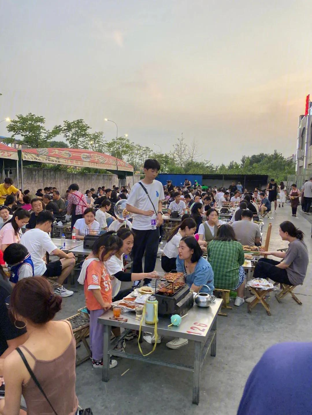 今天全家人在一起烤串，家庭欢乐烤串日