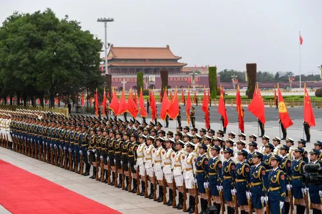 中国人民解放军仪仗队女兵是否住在大院里，中国人民解放军仪仗队女兵是否居住在大院？揭秘女兵住宿情况