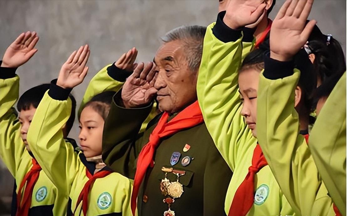 阅兵方阵最前面两个人的军衔，荣耀与责任的象征，阅兵方阵最前二人军衔，荣耀与责任的标志