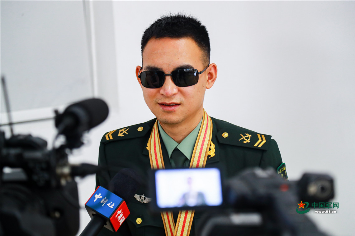 共和国勋章获得者杜富国的光辉事迹，杜富国，共和国勋章背后的光辉事迹