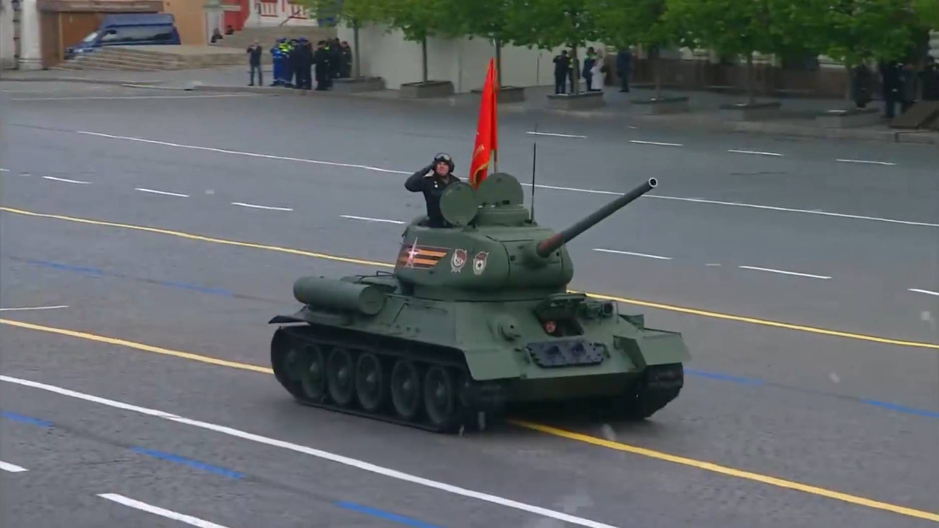 阅兵中的唯一一辆T-34，历史的见证与时代的印记，唯一T-34见证历史，时代印记闪耀阅兵日