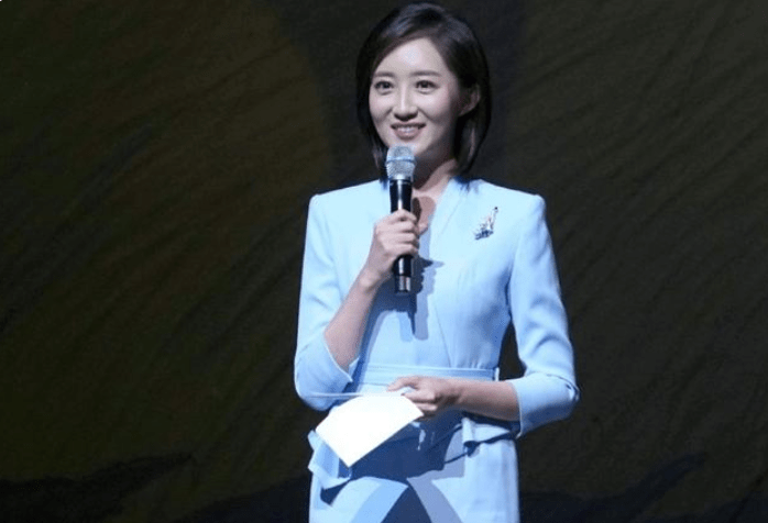 军事频道女主持人周瑜，飒爽英姿背后的故事，军事频道女主持人周瑜，飒爽英姿背后的传奇故事