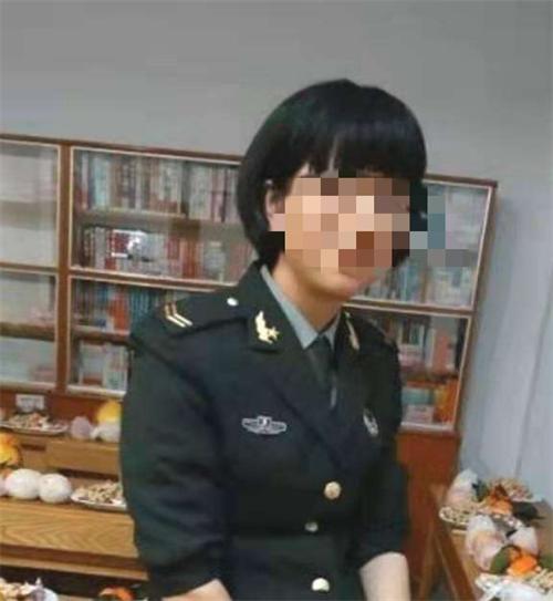 中国女兵，帅气背影的图片与故事，中国女兵的帅气背影与故事风采展示