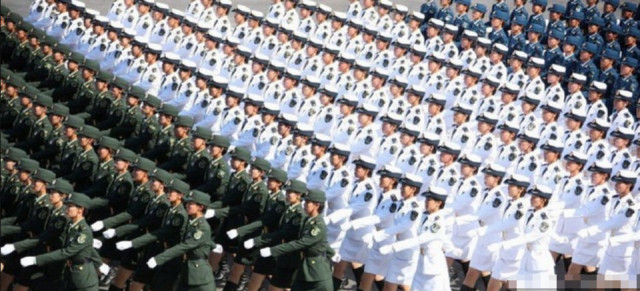 阅兵仪式上走在最前面的三人，引领荣耀的瞬间，阅兵仪式上三人引领荣耀瞬间