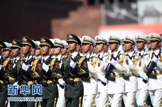 马克龙检阅三军仪仗队视频，展现法国军队风采与领袖魅力，马克龙检阅三军仪仗队，展现法国军队风采与领袖风采视频欣赏