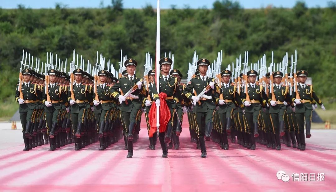 国庆阅兵方队简单画，一笔描绘荣耀瞬间，国庆阅兵方队简易素描，一笔绘出荣耀瞬间
