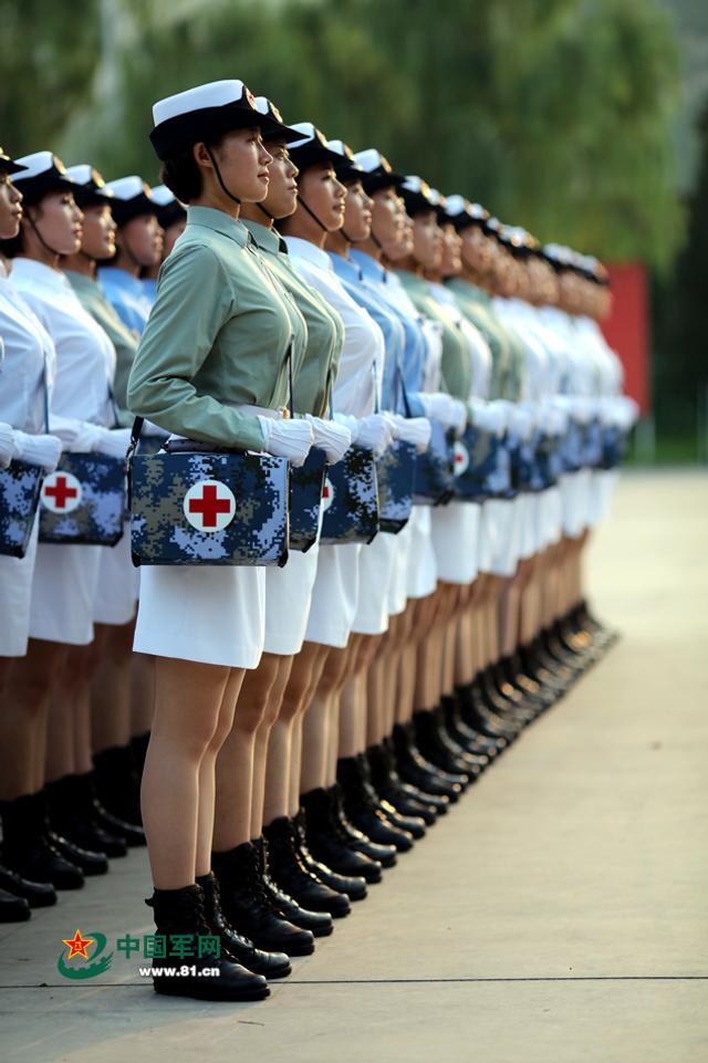阅兵村女兵方队演练纪实，阅兵村女兵方队演练实录，巾帼英雄风采展