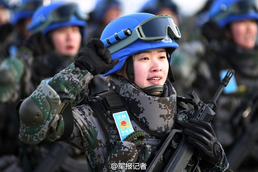中国女兵照片大全，展现铿锵玫瑰的英勇风采，中国女兵英勇风采照片大全，铿锵玫瑰的荣耀时刻