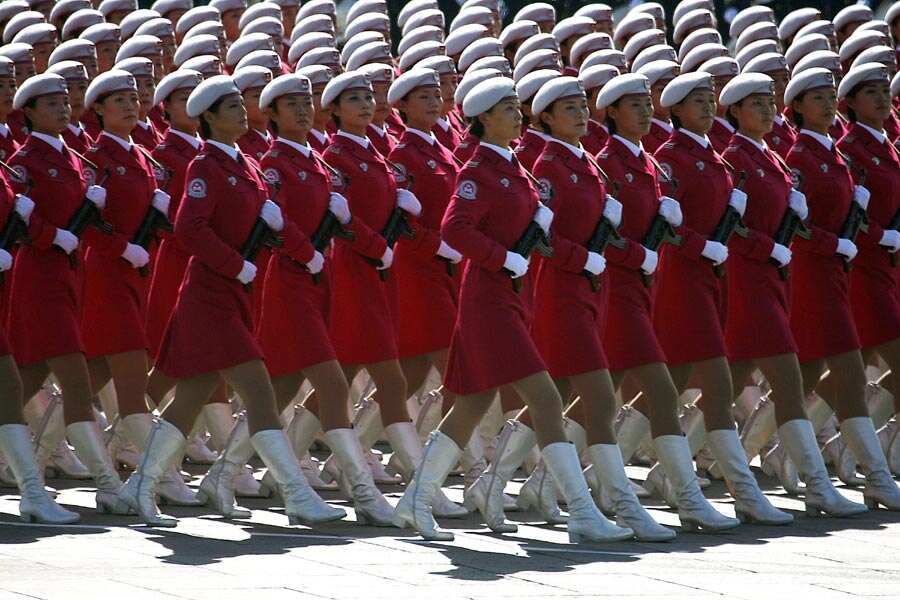 女兵方队第一排第十名，荣耀与责任，女兵方队第一排第十名，荣耀与责任的见证