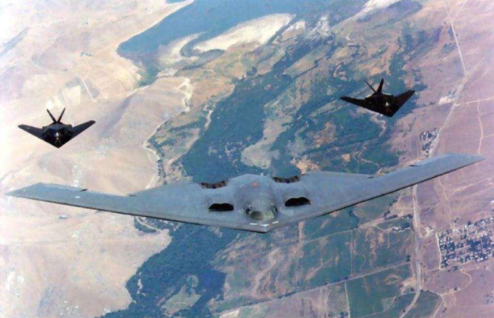 B-2轰炸机可以携带核弹吗？探究美国战略轰炸机的核打击能力，美国战略轰炸机B-2的核打击能力，能否携带核弹？