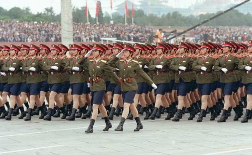 阅兵方阵中的钢铁战士，全副武装的荣耀时刻，阅兵方阵中的钢铁战士，全副武装荣耀瞬间