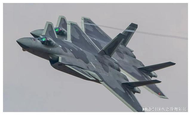 歼-20 2022号，中国空军的新时代里程碑，中国空军新时代里程碑，歼-20 2022号展翅飞翔