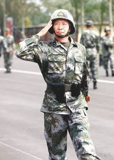 集团军长与普通军长,职责、角色与军事领导力的差异,集团军长与普通军长,职责、角色与领导力的对比研究